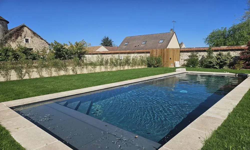 Piscine PVC relief-volet immergé